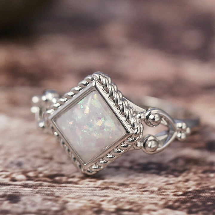 Anillo de ópalo de fuego de talla ovalada de Olivenorma