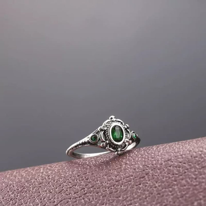 Anillo con esmeralda natural ovalada grabada de Olivenorma 