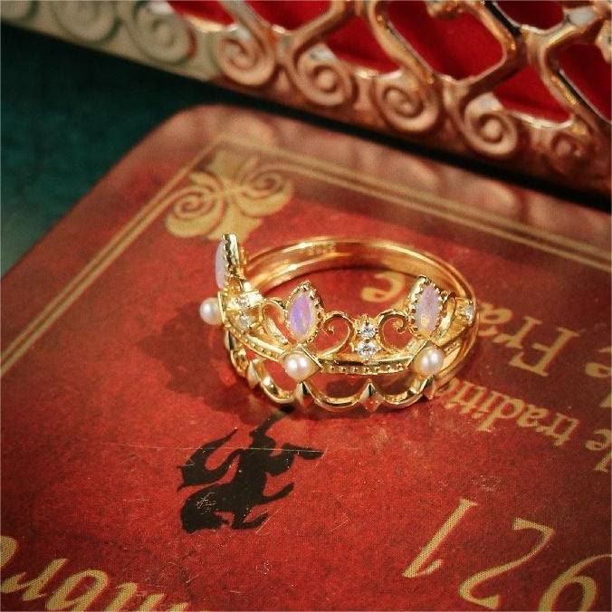 Anillo con corona de Rapunzel y perla de agua dulce opalita de Olivenorma 