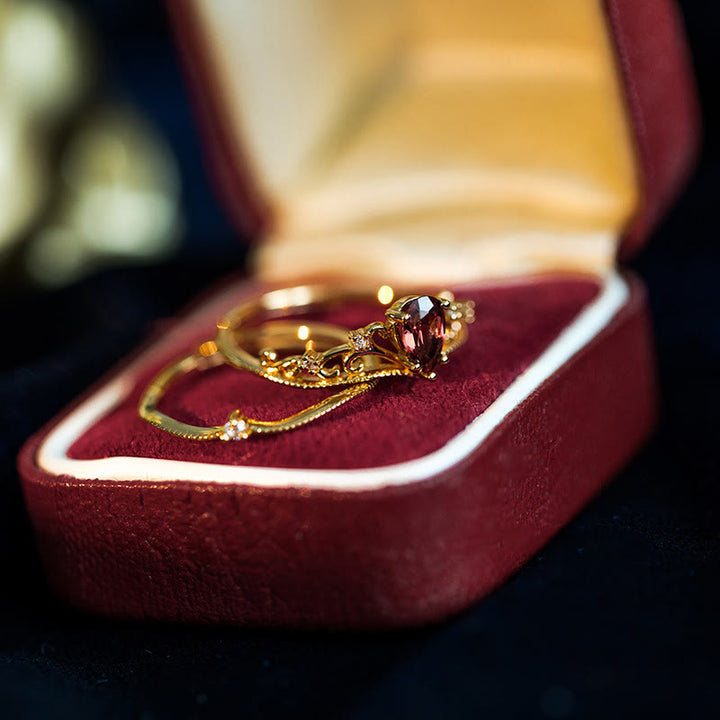 Juego de anillos ajustables apilables con corona de granate rojo de Olivenorma