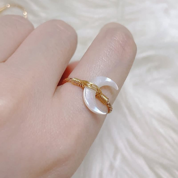 Anillo ajustable abierto con media luna de nácar de Olivenorma