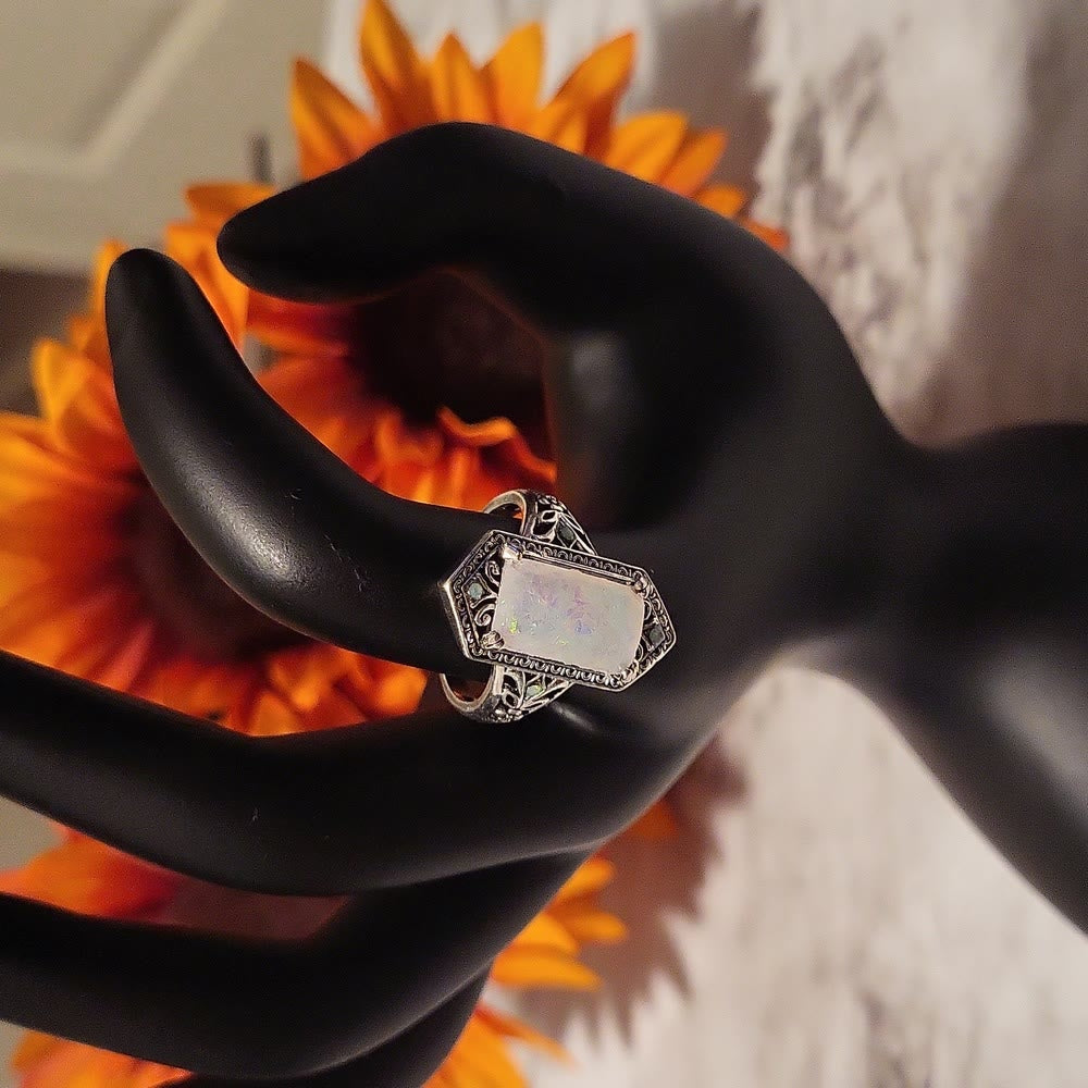 Anillo de plata antigua con ópalo blanco cuadrado de Olivenorma