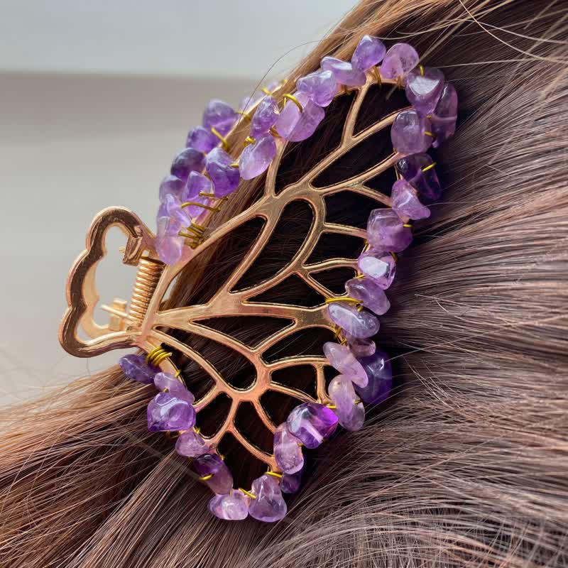 Horquilla con forma de mariposa de amatista o cuarzo rosa.