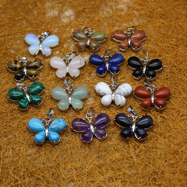 Collar con forma de mariposa y piedras preciosas de cristal natural de Olivenorma