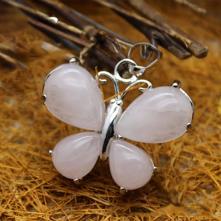 Collar con forma de mariposa y piedras preciosas de cristal natural de Olivenorma
