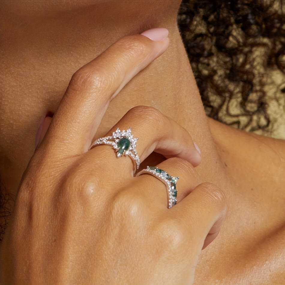 Anillo de plata de ley 925 con corona de circonita blanca y ágata musgosa de Olivenorma