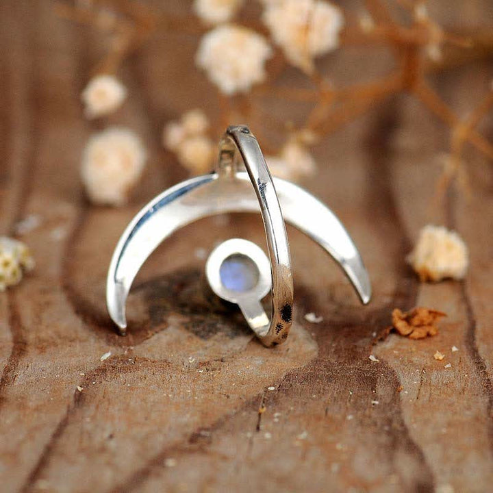 Anillo de luna creciente con piedra lunar de Olivenorma 