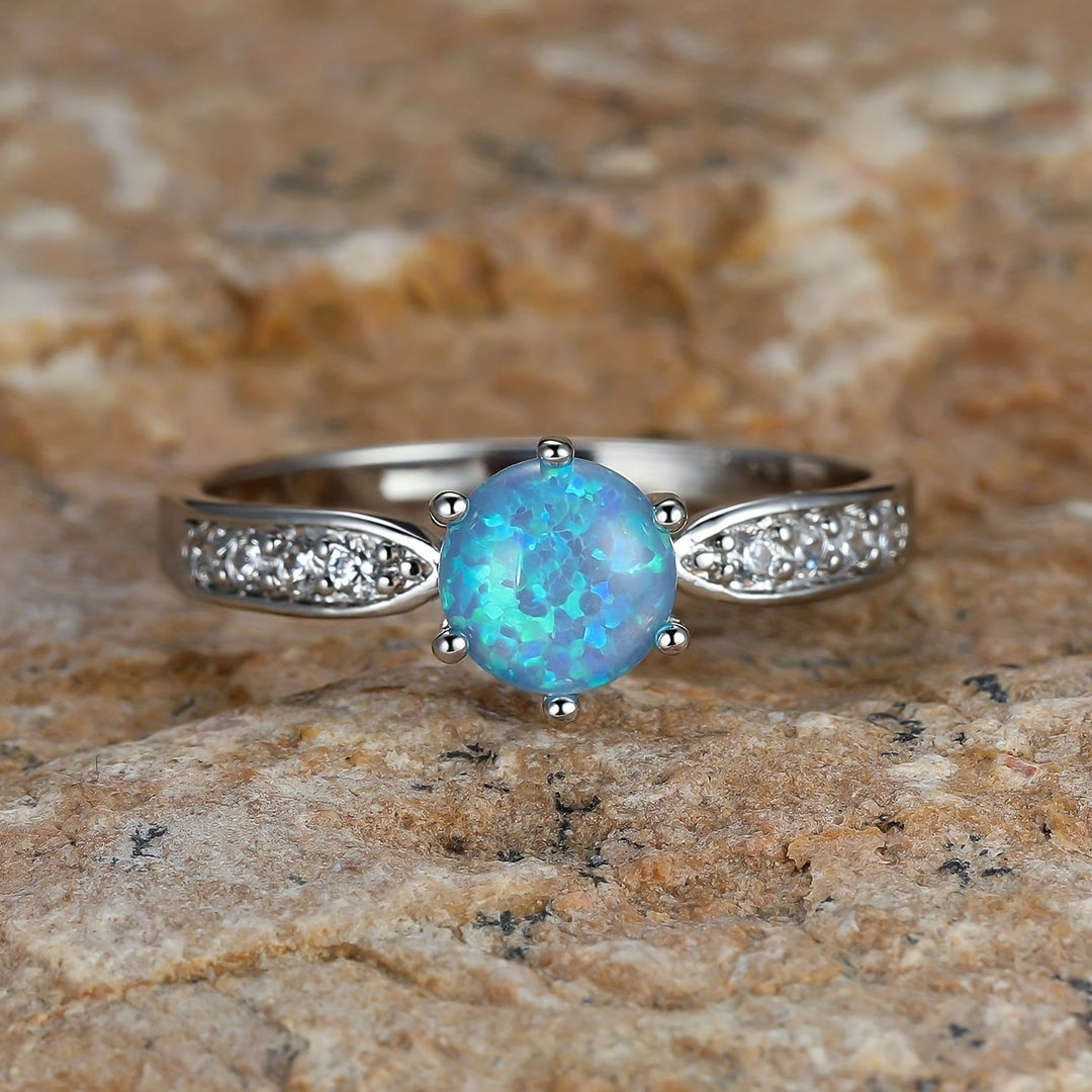 Anillo de banda con borde de ópalo redondo y seis garras de Olivenorma