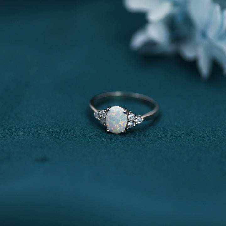 Anillo delicado de ópalo ovalado de Olivenorma