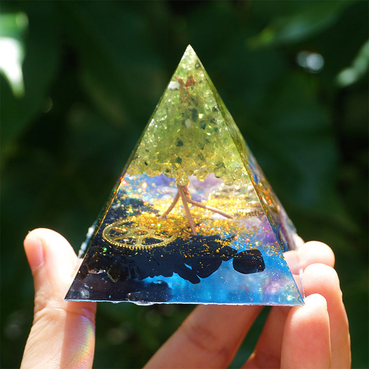 Pirámide de orgón de peridoto, amatista y turmalina negra de Olivenorma 