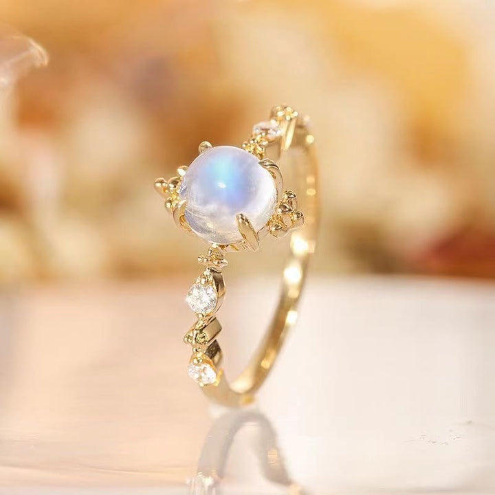 Anillo ajustable sencillo de lujo con circonita blanca y piedra lunar de Olivenorma 