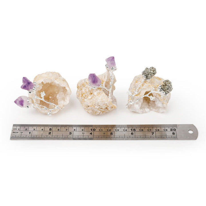 Geoda natural de Olivenorma con capullos de rosa de amatista como decoración con piedras preciosas