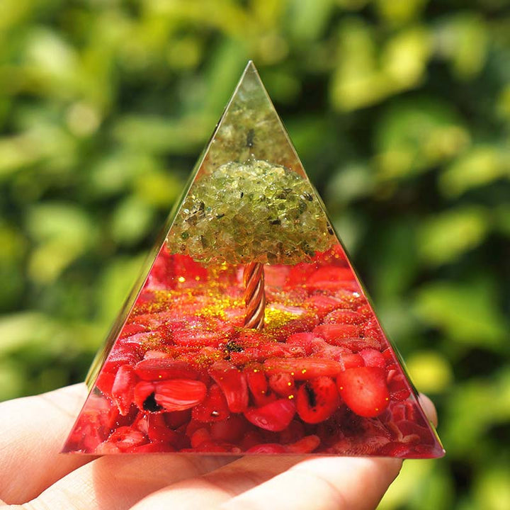 Pirámide de orgón del árbol de la vida de peridoto de Olivenorma con coral rojo