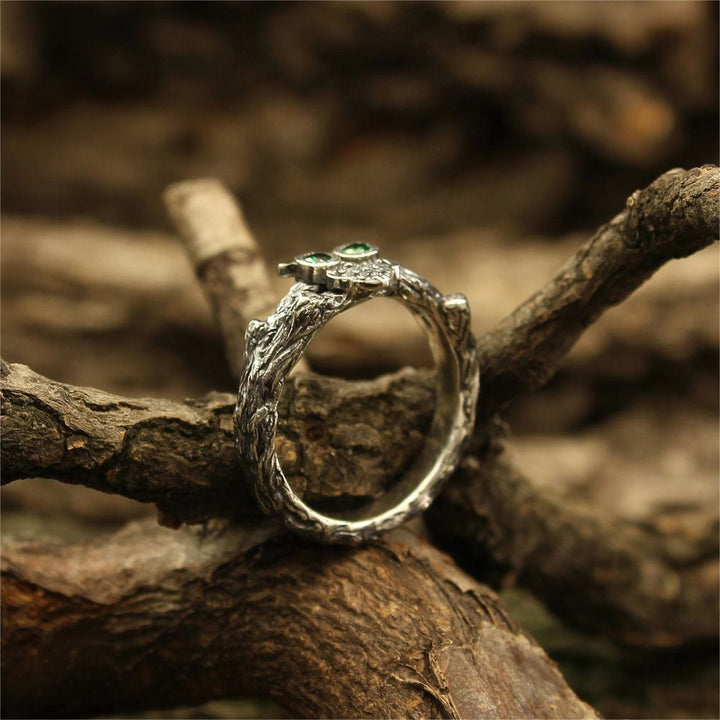 Anillo de compromiso de plata con búho en la rama y esmeralda de Olivenorma 