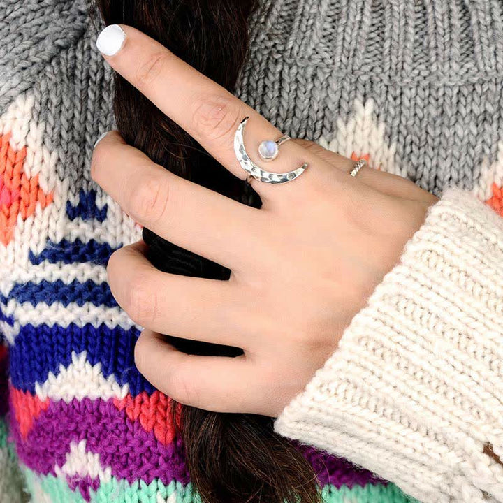 Anillo de luna creciente con piedra lunar de Olivenorma 