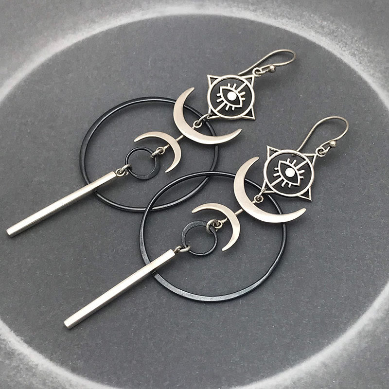 Pendientes largos con forma de media luna y forma de ojo de bruja con diseño geométrico de Olivenorma
