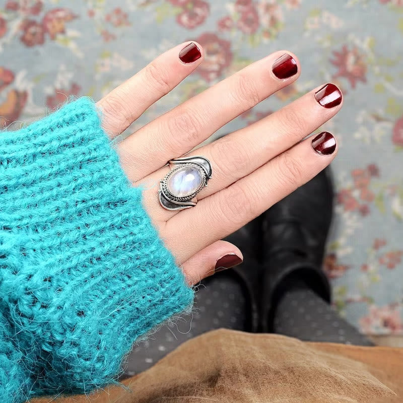 Anillo de piedra lunar retro "Fuente de intuición" de Olivenorma