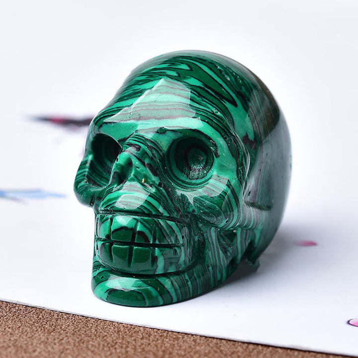 Artesanía con calaveras grabadas en cristal de Olivenorma , decoración con piedras preciosas