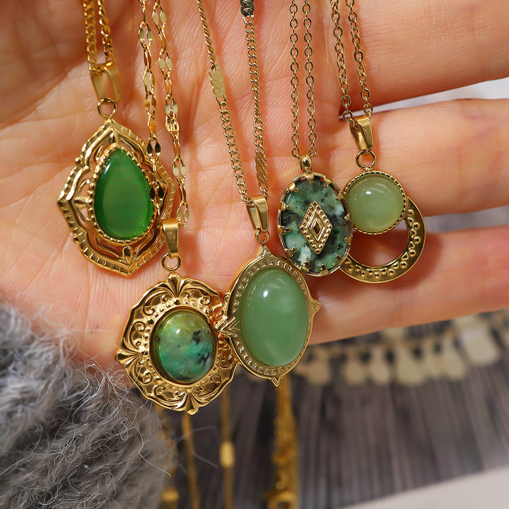 Collar con colgante ovalado de turquesa africana verde de Olivenorma 