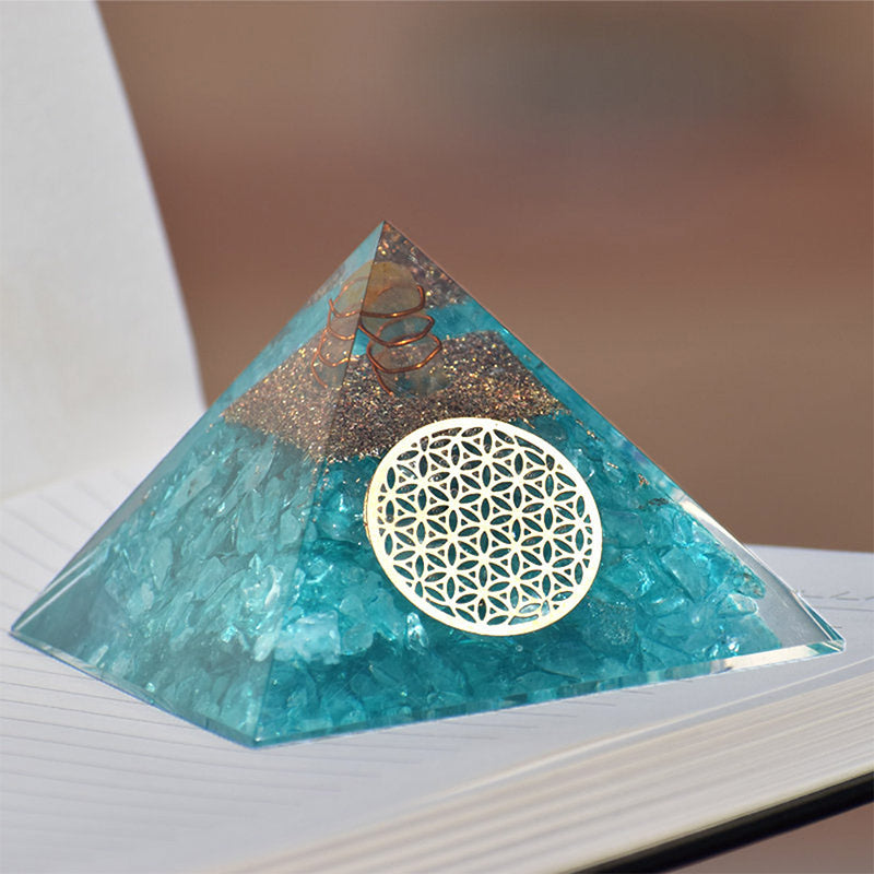 Pirámide de orgón curativo de cristal transparente con aguamarina de Olivenorma 