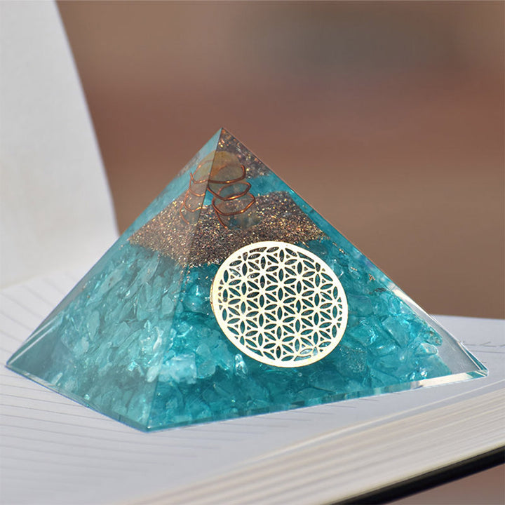 Pirámide de orgón curativo de cristal transparente con aguamarina de Olivenorma 