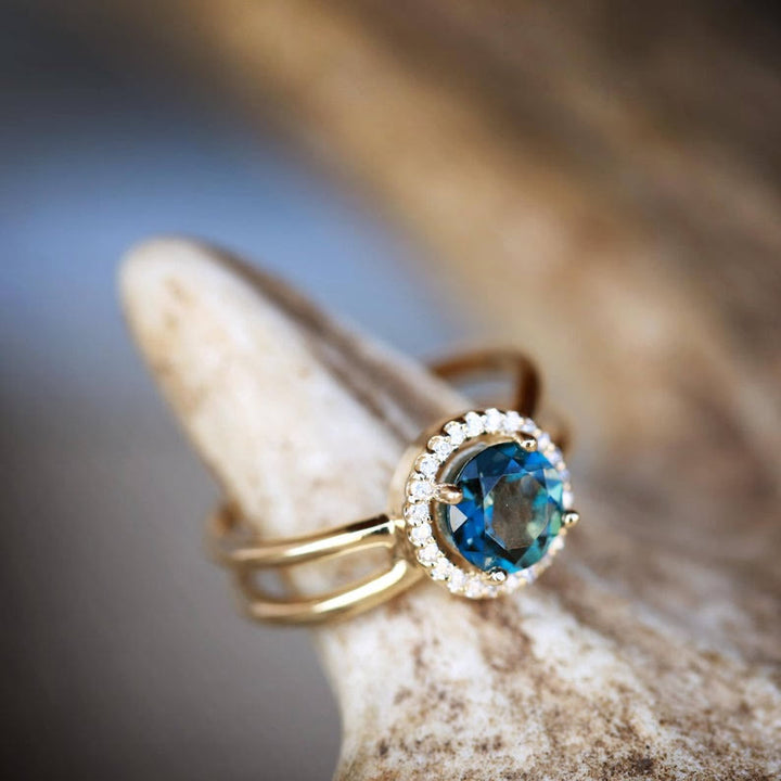 Anillo de compromiso con topacio azul de talla redonda "Deepen Love" de Olivenorma