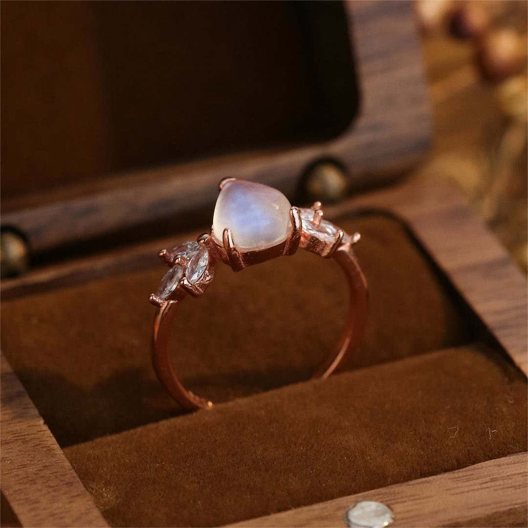 Anillo de oro rosa con forma de gota de circonita blanca y piedra lunar de Olivenorma. 