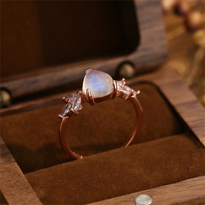 Anillo de oro rosa con forma de gota de circonita blanca y piedra lunar de Olivenorma. 