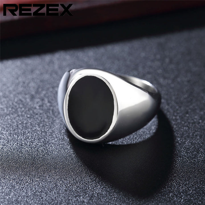 Anillo sencillo de obsidiana ovalada para hombre.