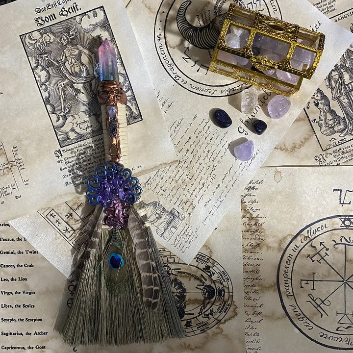 Adorno ritual de bruja con escoba de cristal de Olivenorma