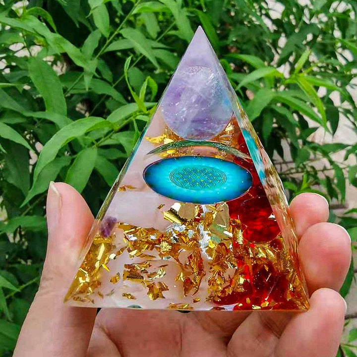 Esfera de amatista de Olivenorma con pirámide de orgón de cristal rosa