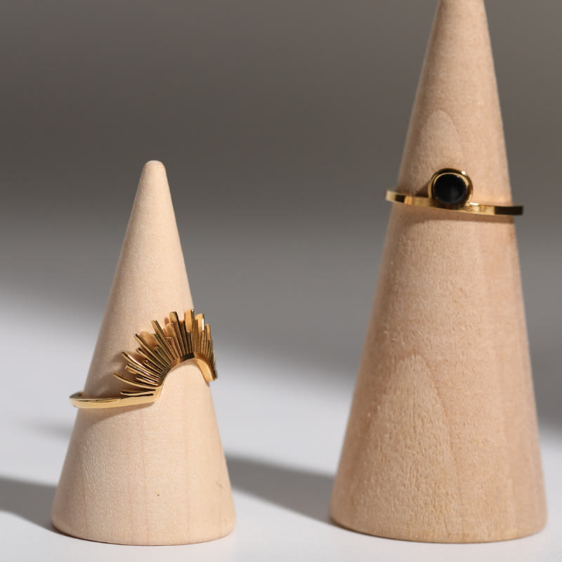 Anillo de acero inoxidable bañado en oro de 18 k con girasol y ónix negro de Olivenorma 