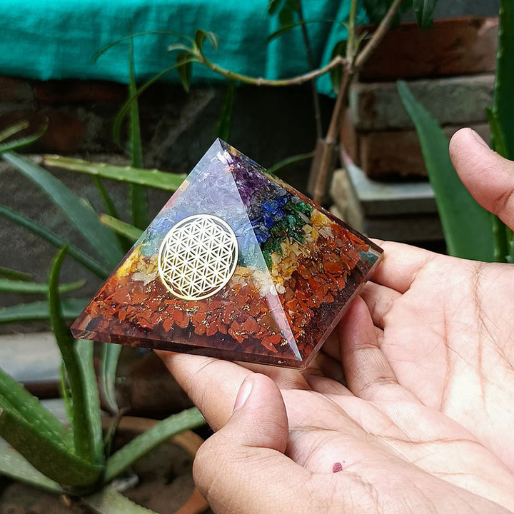 Pirámide orgónica del símbolo de la flor de la vida del chakra Olivenorma 