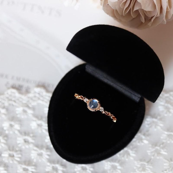 Anillo delicado de circonita y piedra lunar natural de Olivenorma