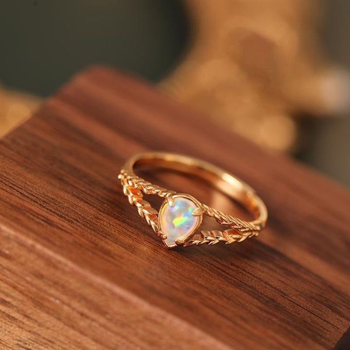 Anillo de oro con espigas huecas y piedra de ópalo de Olivenorma