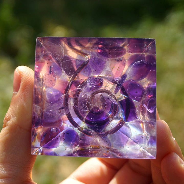 Pirámide de orgón de cristal transparente de amatista de Olivenorma