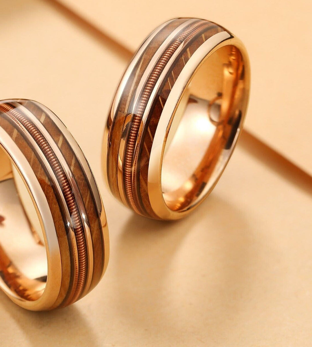 Anillo de madera de barril de whisky con cuerdas de guitarra de carburo de tungsteno dorado de Olivenorma