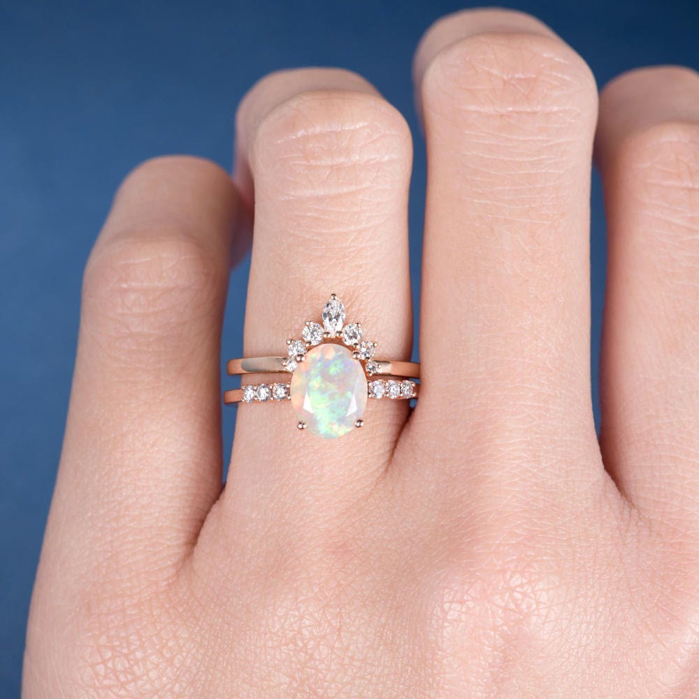 Anillo de compromiso en oro rosa con ópalo ovalado antiguo de Olivenorma 