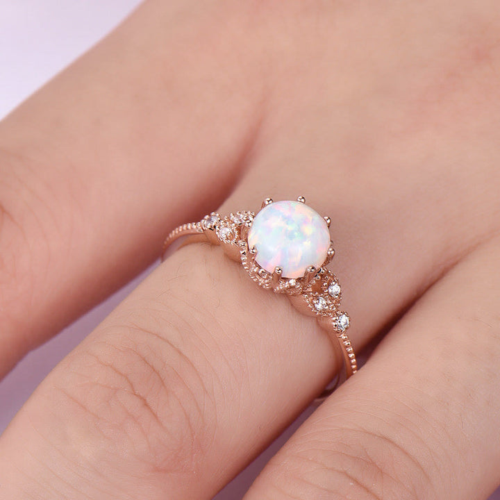Anillo de piedra lunar redondo con ópalo y circonita blanca de Olivenorma 