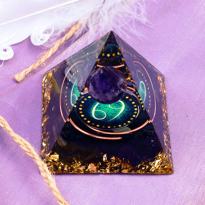 Pirámide de orgón del zodiaco Cáncer con esfera de amatista y obsidiana de Olivenorma