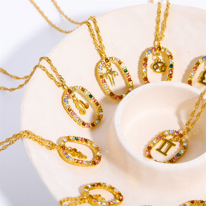 Collar con constelación del zodiaco ovalada calada con circonitas de Olivenorma 