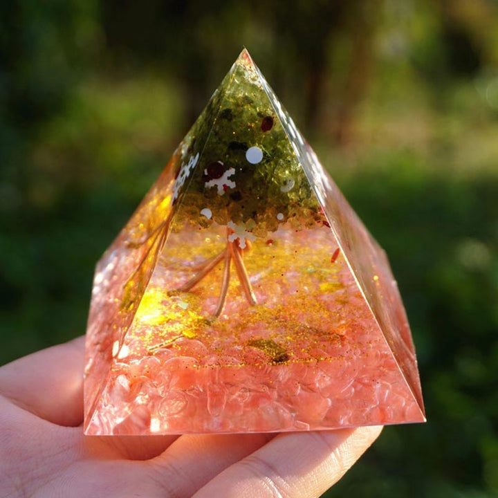 Pirámide de orgón con árbol de la vida de peridoto de cristal rosa navideño de Olivenorma