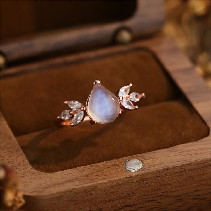 Anillo de oro rosa con forma de gota de circonita blanca y piedra lunar de Olivenorma. 