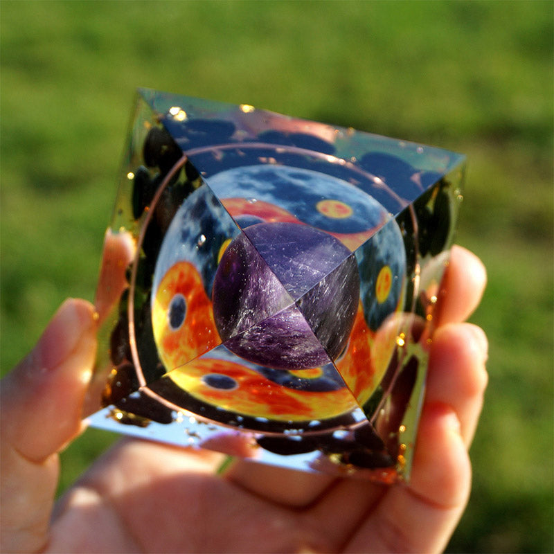 Pirámide orgónica de equilibrio Yin Yang de la serie Amatista de Olivenorma 