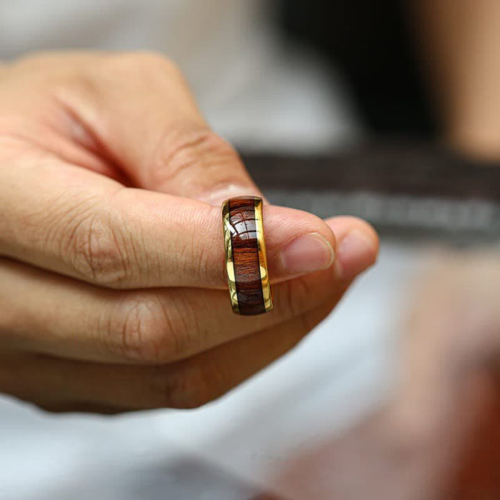 Anillo de carburo de tungsteno con concha de abulón y madera de koa de Olivenorma 
