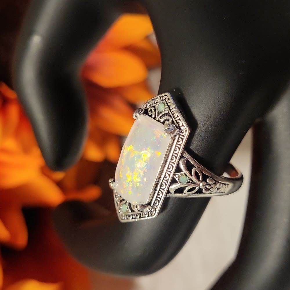 Anillo de plata antigua con ópalo blanco cuadrado de Olivenorma