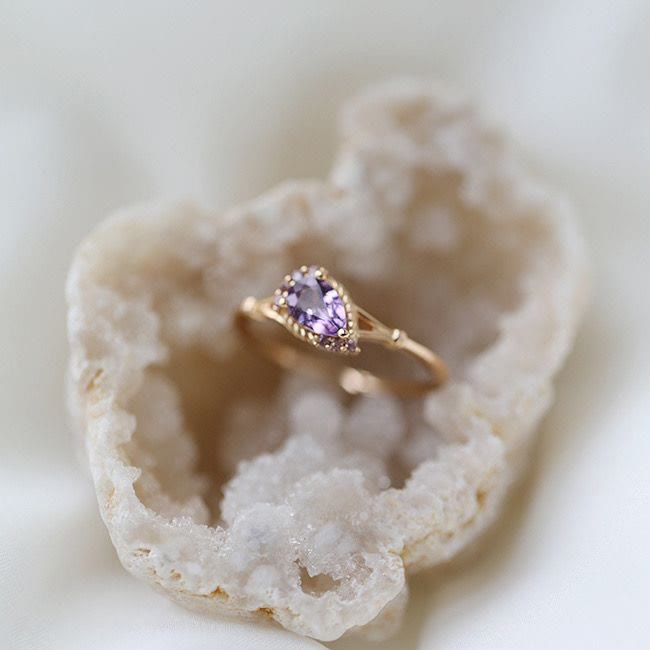 Anillo ajustable abierto con gota de agua y circonita blanca y amatista de Olivenorma