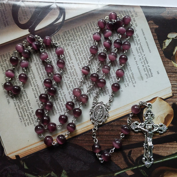 Collar rosario con cruz de plata y piedra de ojo de gato morada de Olivenorma