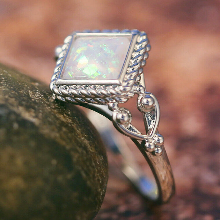 Anillo de ópalo de fuego de talla ovalada de Olivenorma