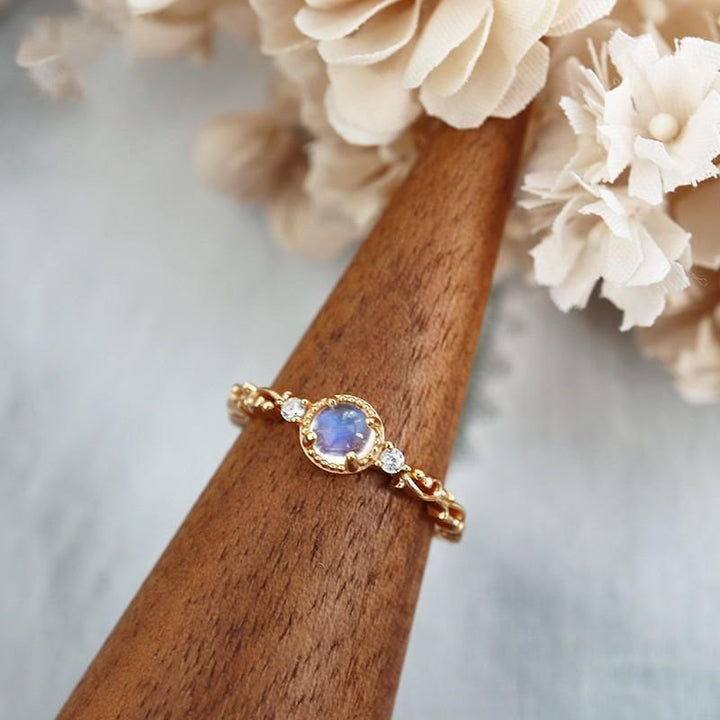 Anillo delicado de circonita y piedra lunar natural de Olivenorma